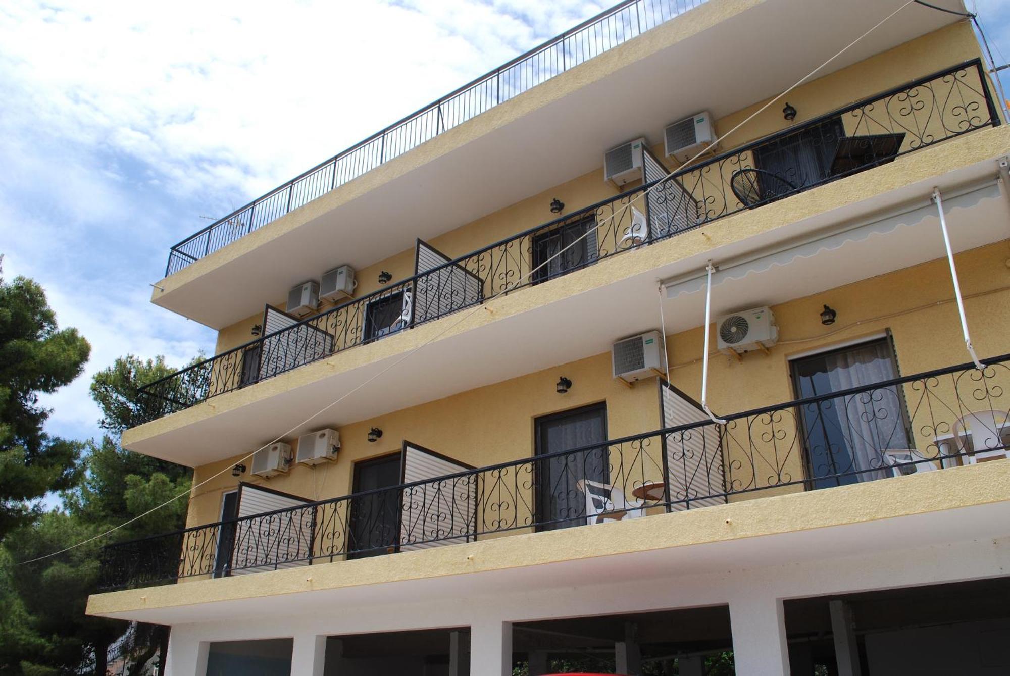 Sunset Rooms Agia Marina  Екстериор снимка