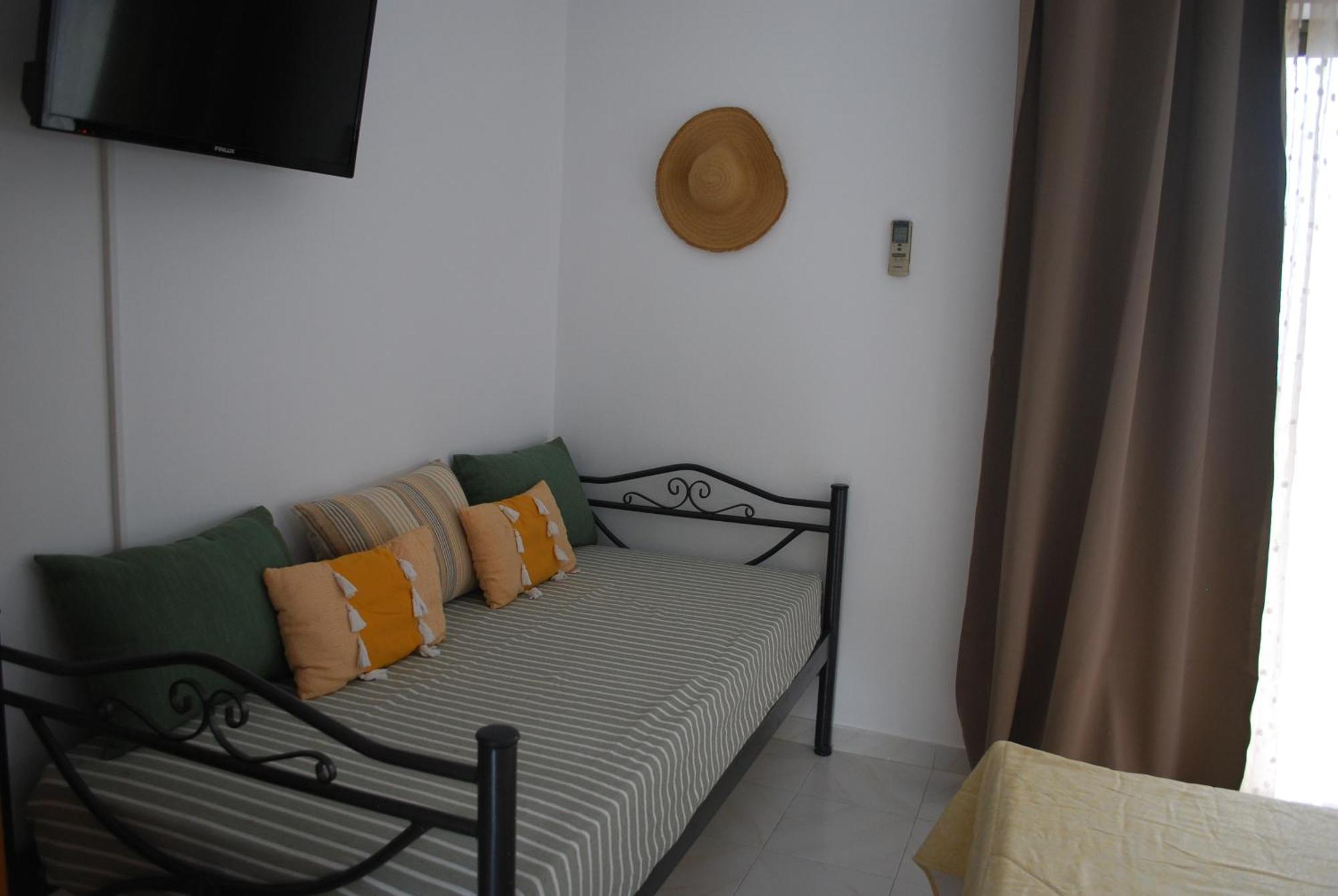 Sunset Rooms Agia Marina  Екстериор снимка